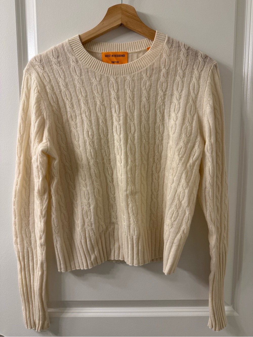 GUEST IN RESIDENCE Women's Cable Shrunken Crew In Cashmere in Cream